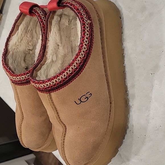 UGG Tan Size 6  Slippers - Picture 2 of 6